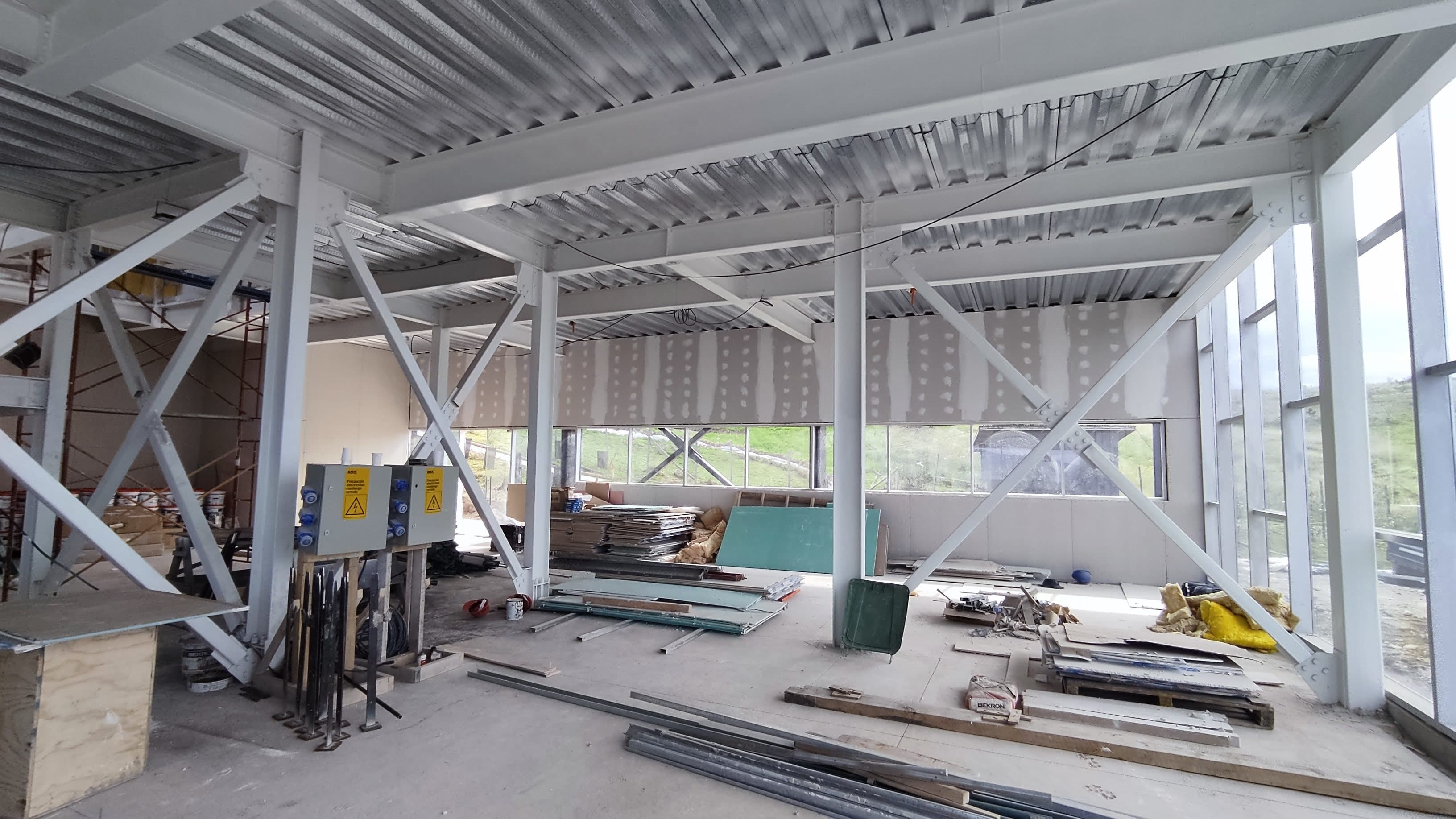 Tablero eléctrico instalado en la estructura de un edificio en construcción, con la instalación de respaldo a la vista
