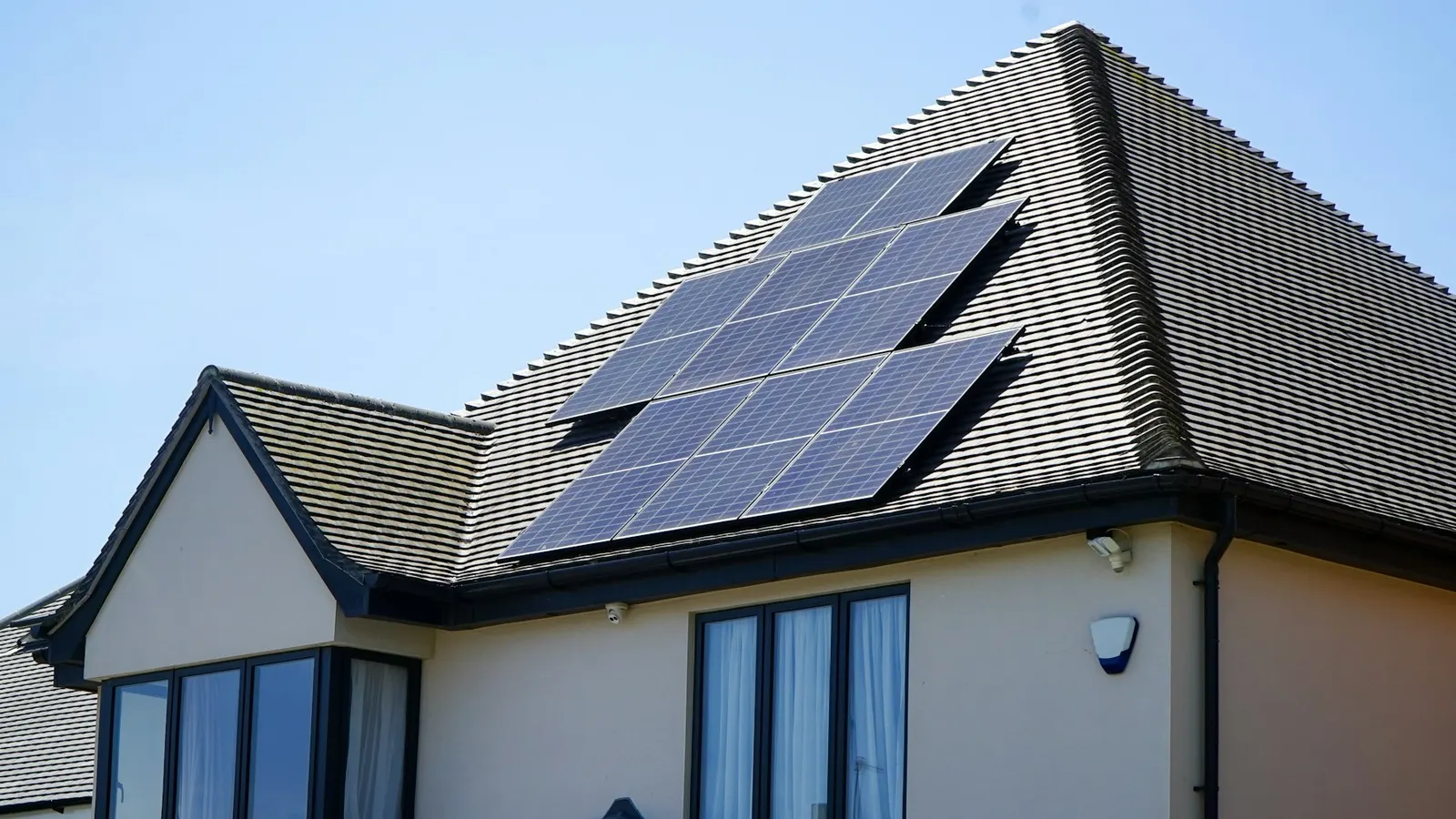 Vivienda con paneles solares instalados en el techo, lista para inyectar excedentes a la red